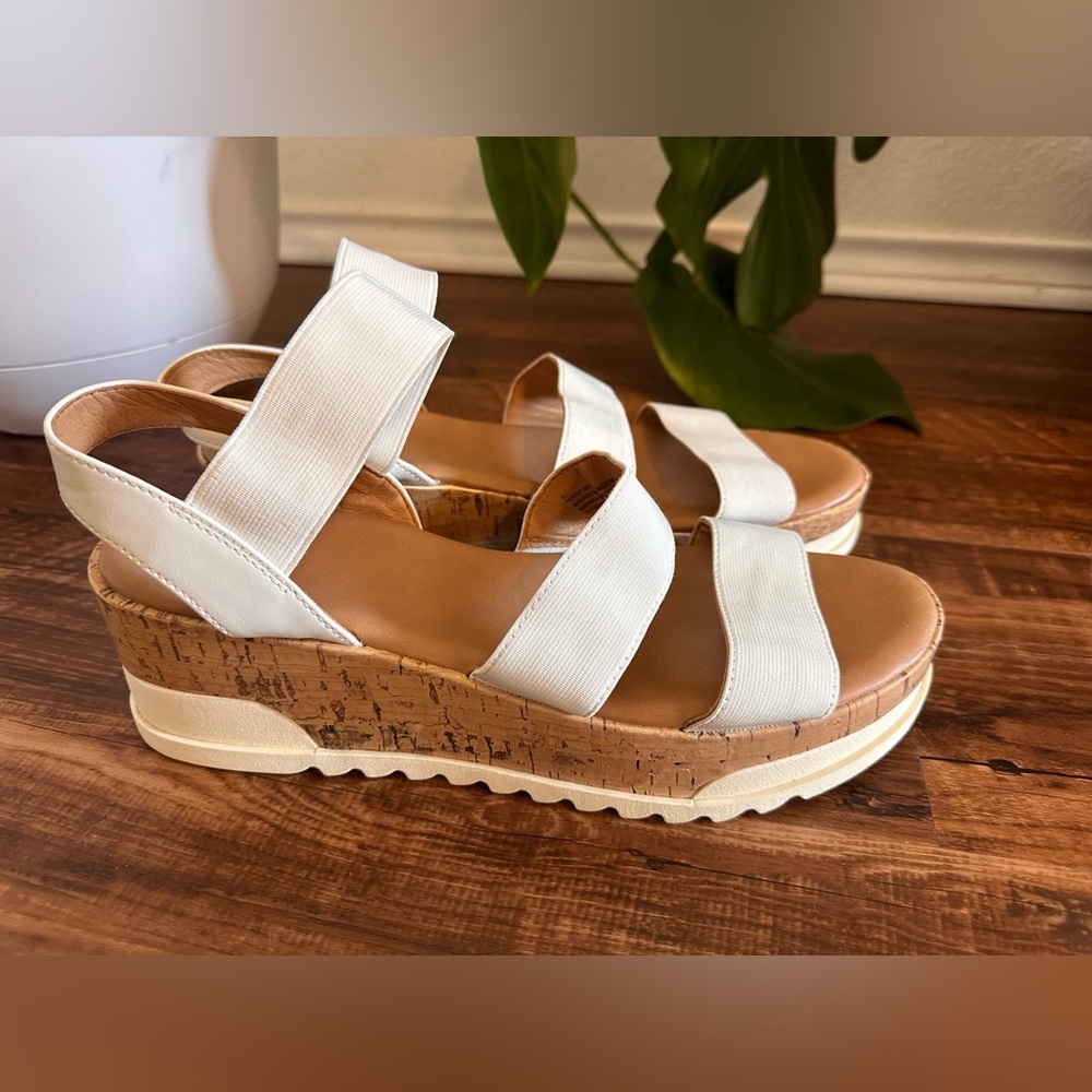 Universal Threads White Platform Sandals - Picture 2 of 7